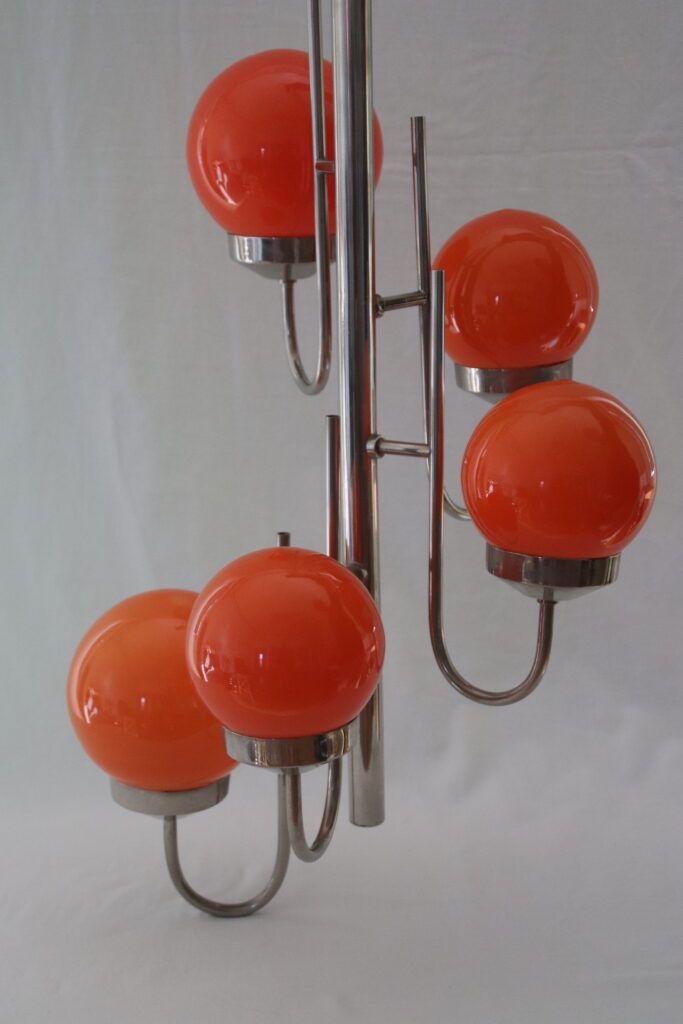 Lustre à boules orange et structure inox utilisé dans les années soixante