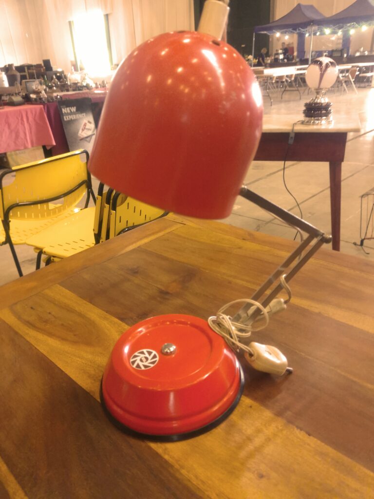 c'est une petit lampe de bureau, repliable, de couleur orange