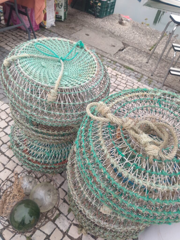 Ce sont des pièges en fer utilisés dans la pêche aux crabes