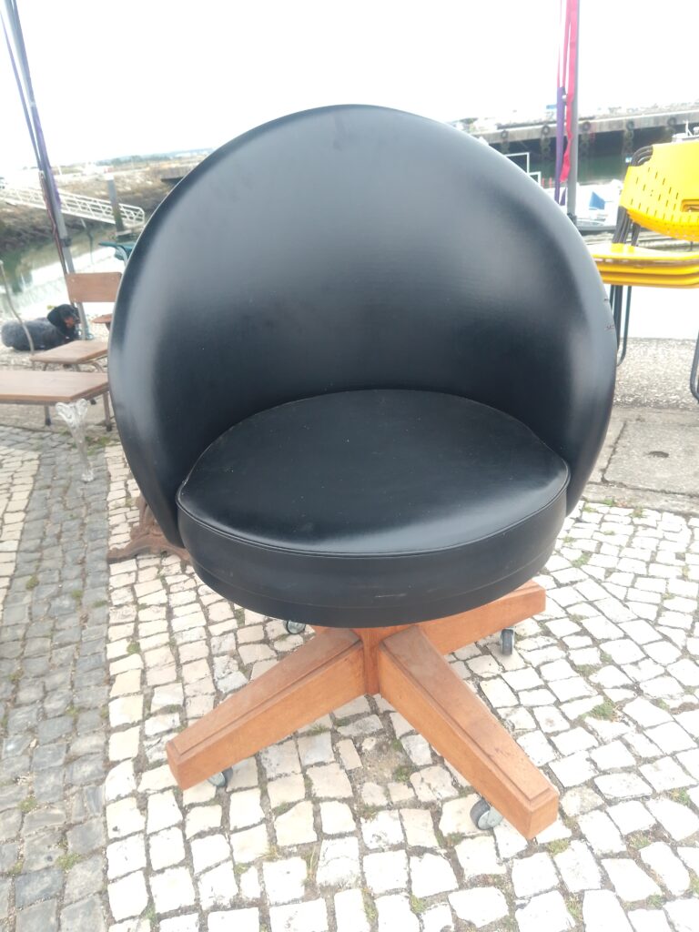 Fauteuil de direction en simili cuir et pied bois