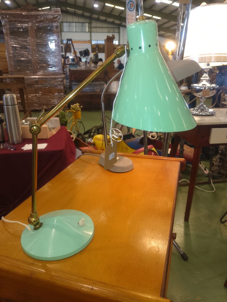 Lampe de table verte, abat jour diabolo, de 1950