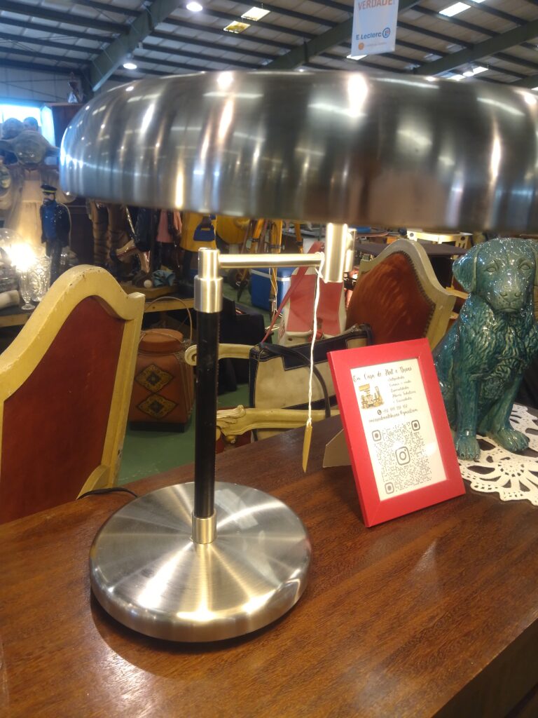 Lampe de table dont le système de bras articulé a été inventé par Walter Von Nessen en Allemagne en 1927, et créée pour Ikea dans les années 80. Elle est entièrement chromée et possède un bande de cuir noir pour plus d'élégance.