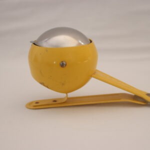 ce cendrier de table est jaune, en fer et possede une pince