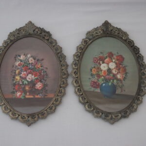 2 cadres photos en métal présentant des motifs floraux